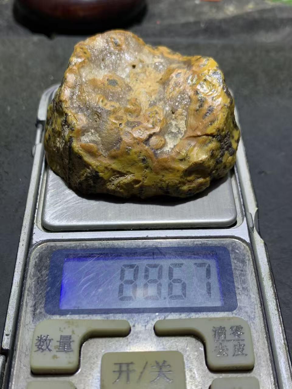 精美冰飘鸡油黄原皮开窗料战国红玛瑙原石摆件（把件）一个，