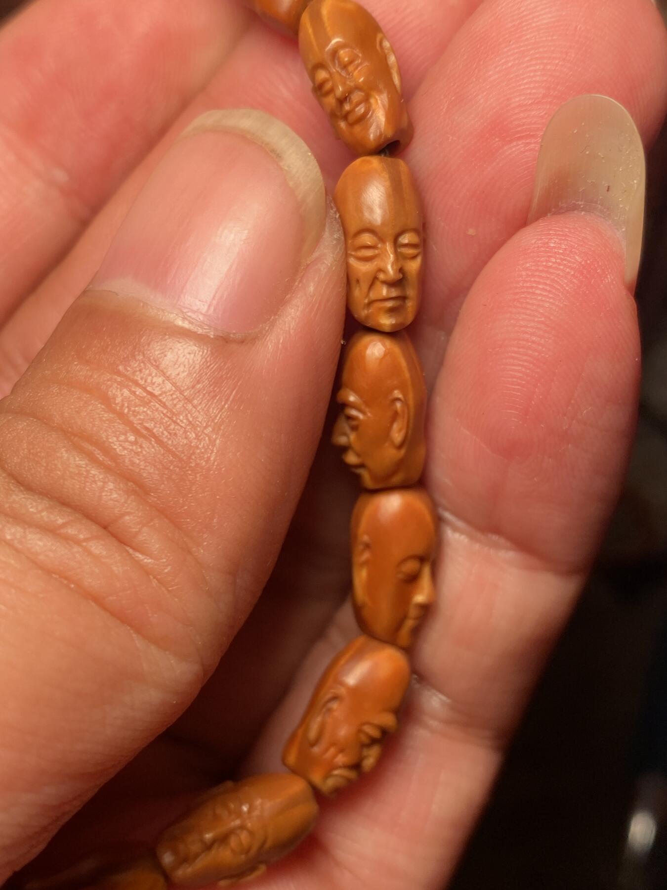 苏工核雕手作与你有缘 苏工核雕，微型小籽纯手工十八罗汉，个性好玩，写实风格，喜欢的来价不贵，尺寸0。75x1.2