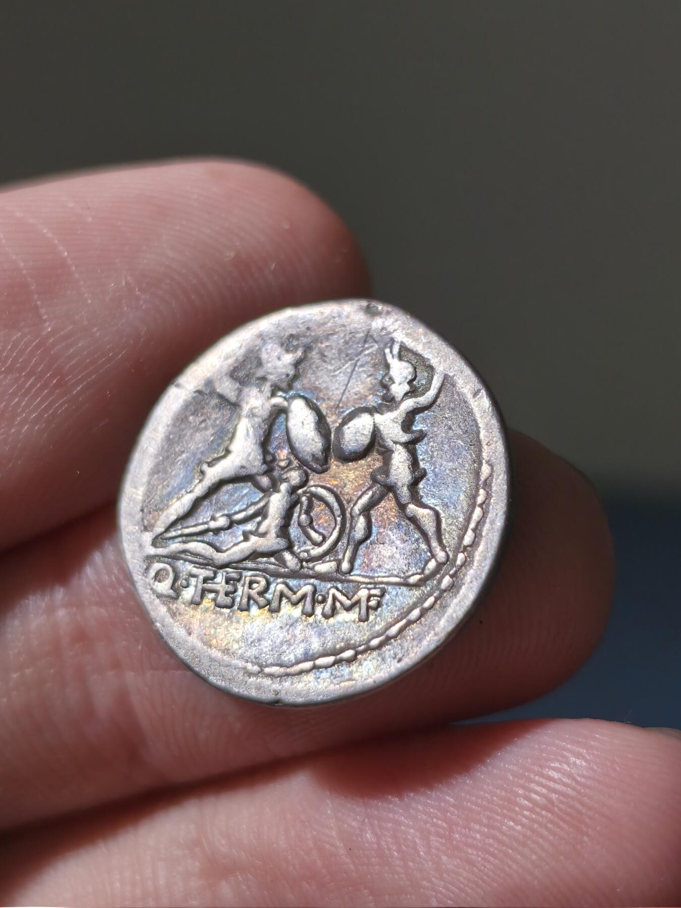 星盘世界钱币九月二十七日古典币精品专场 精品！罗马共和国少见题材战神马尔斯第纳尔银币，背面为罗马士兵向右前进，左手拿着盾牌，右手举起剑保护倒下的战友，与向左前进的蛮族战士战斗，左臂拿着盾牌，右手挥舞着剑。铸造时间为103BC,昆图斯·米努西乌斯·泰尔慕斯，3.7g，20mm彩色包浆非常漂亮