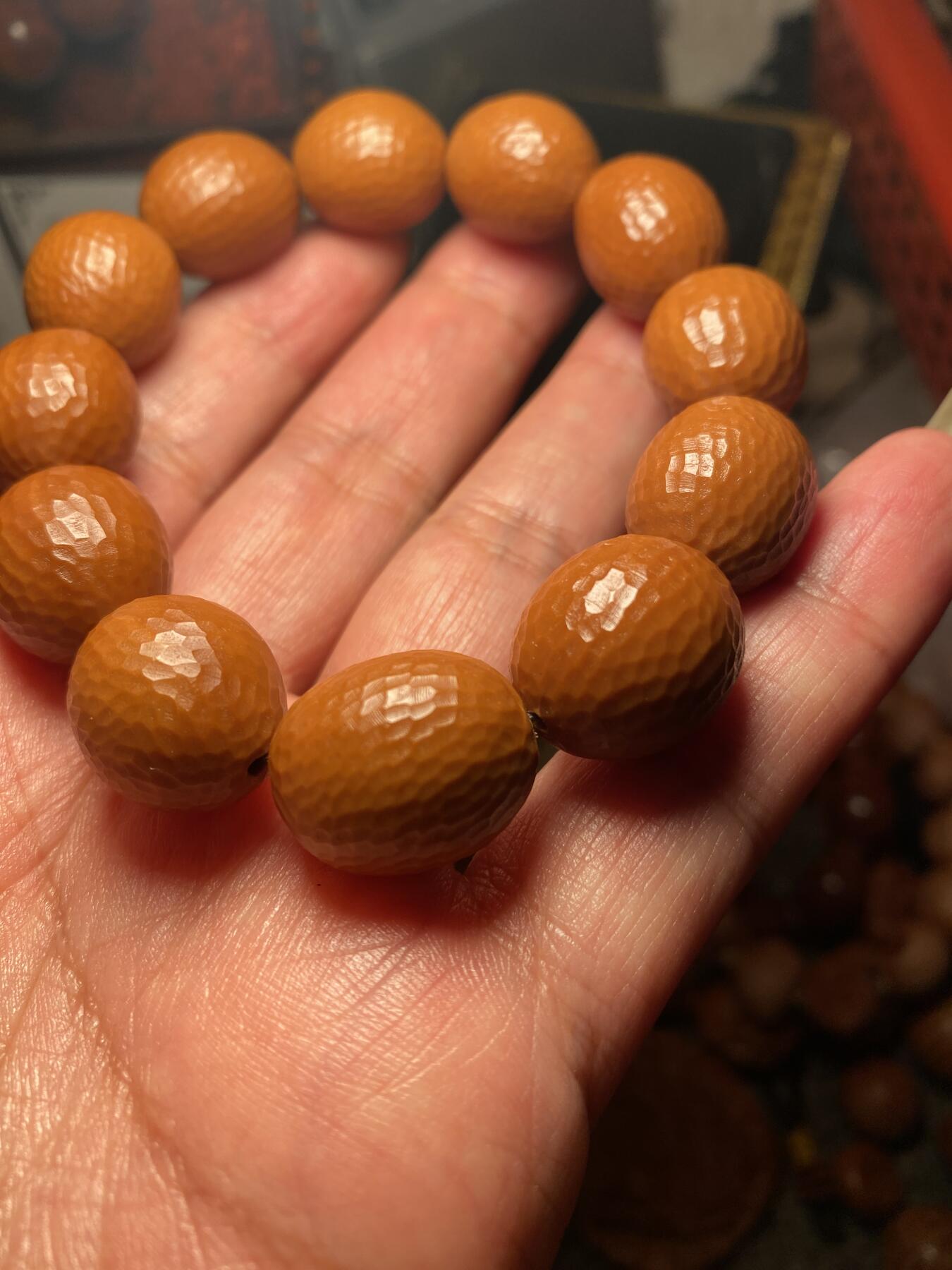 苏工核雕手作与你有缘 福利苏工核雕，纯手工雕刻，钻面手串，个性十足，等待有缘人，市场无同款，尺寸1。6x1。9喜欢的来