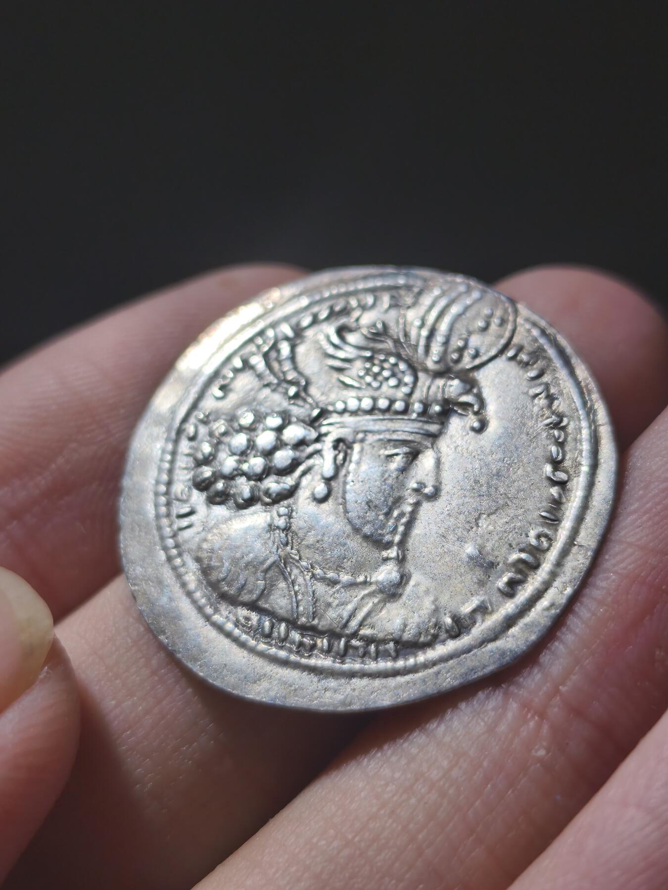 星盘世界钱币九月二十七日古典币精品专场 重器！超级稀少！波斯萨珊帝国霍米兹德二世德拉克马银币（303-309 ） 正面：霍尔米兹德二世戴王权头带的右侧胸像，头戴鹰冠，冠顶有“科林博斯”装饰。 背面：带绶带的火坛，坛顶有阿胡拉·马兹达的面右像；火坛两侧各有一名向内站立的祭司，双手举剑；左侧侍者戴鹰冠，右侧侍者戴城垛冠，此品品相精美，铭文清晰，少见的萨珊王朝早期银币，国内难得一见，非常稀少