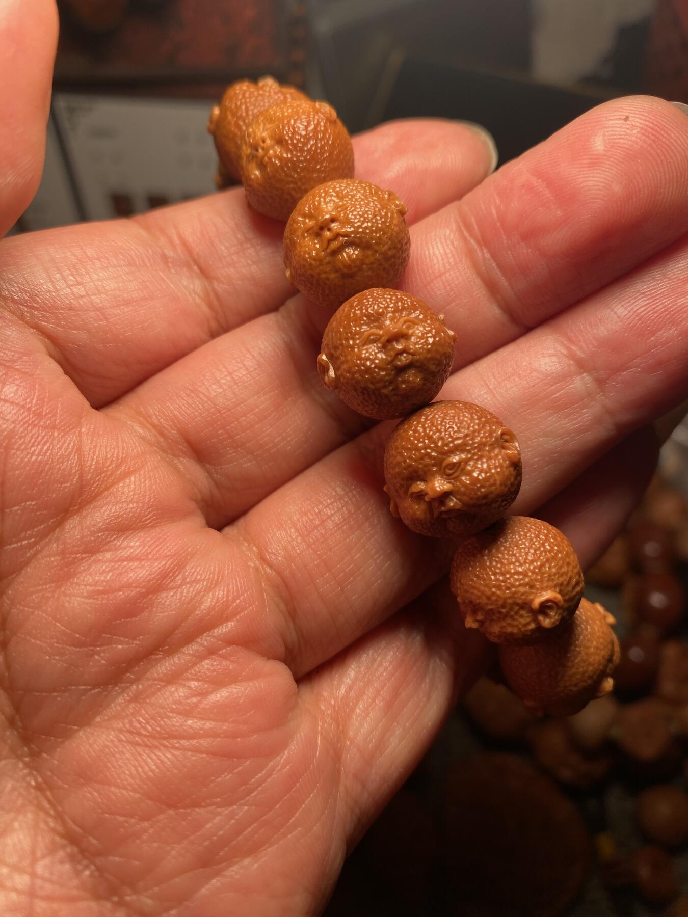 苏工核雕手作与你有缘 福利苏工核雕，纯手工雕刻，铁核桔皮人生百态，个性十足，等待有缘人，市场无同款，尺寸1。56x1.4喜欢的来