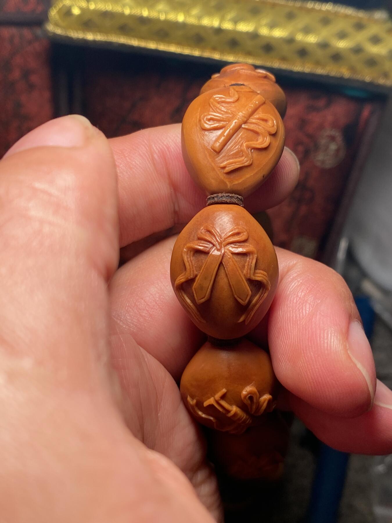 苏工核雕手作与你有缘 苏工核雕，铁核手工老苏工，暗八仙，八仙宝器，个性好玩，传统40多年，老手艺，非通货，喜欢的来价不贵，尺寸1。85x2.2