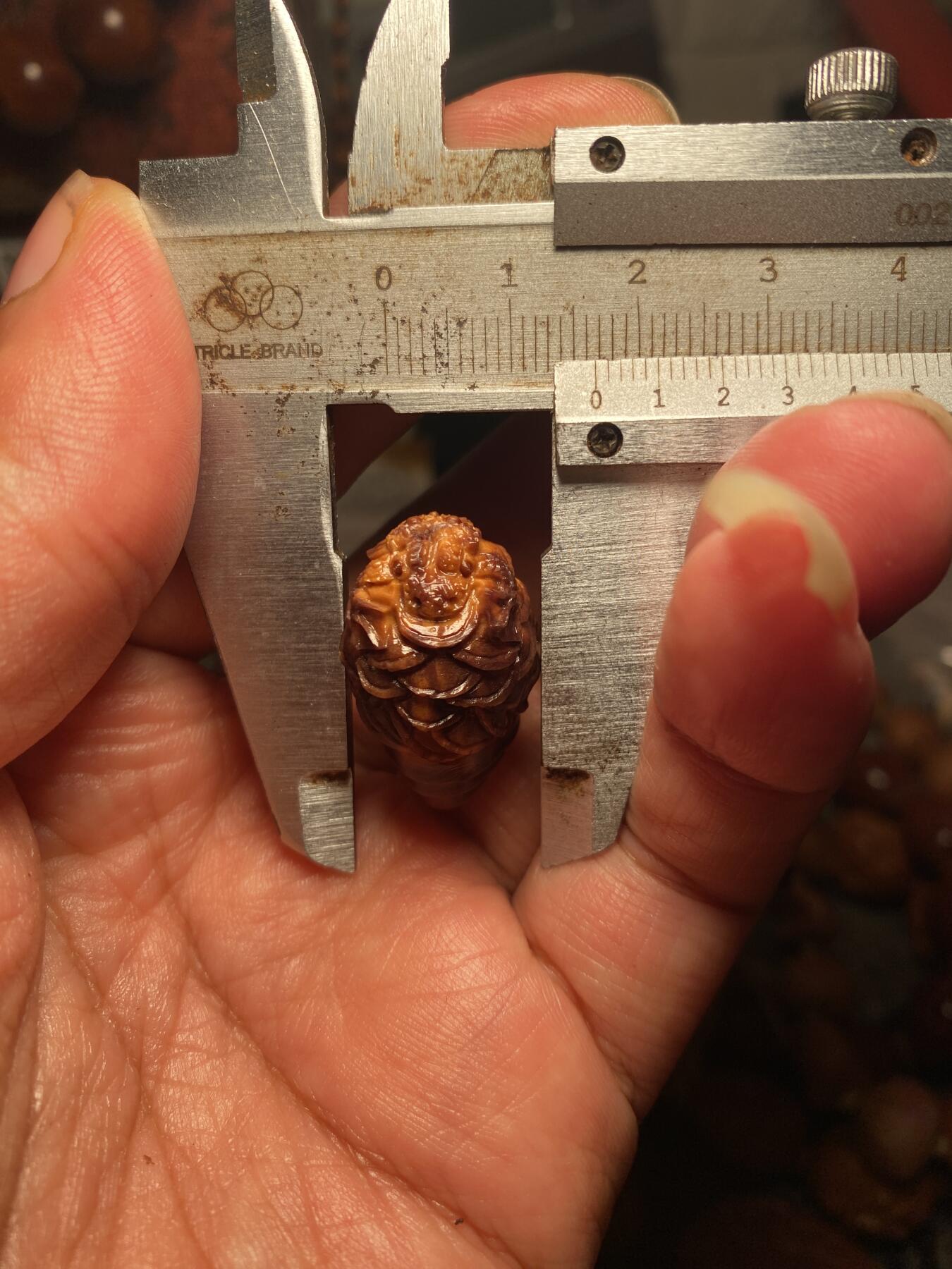 苏工核雕手作与你有缘 福利苏工核雕，纯手工雕刻，天然紫核金蟾三通，个性十足，等待有缘人，市场无同款，尺寸1。68x2.7喜欢的来
