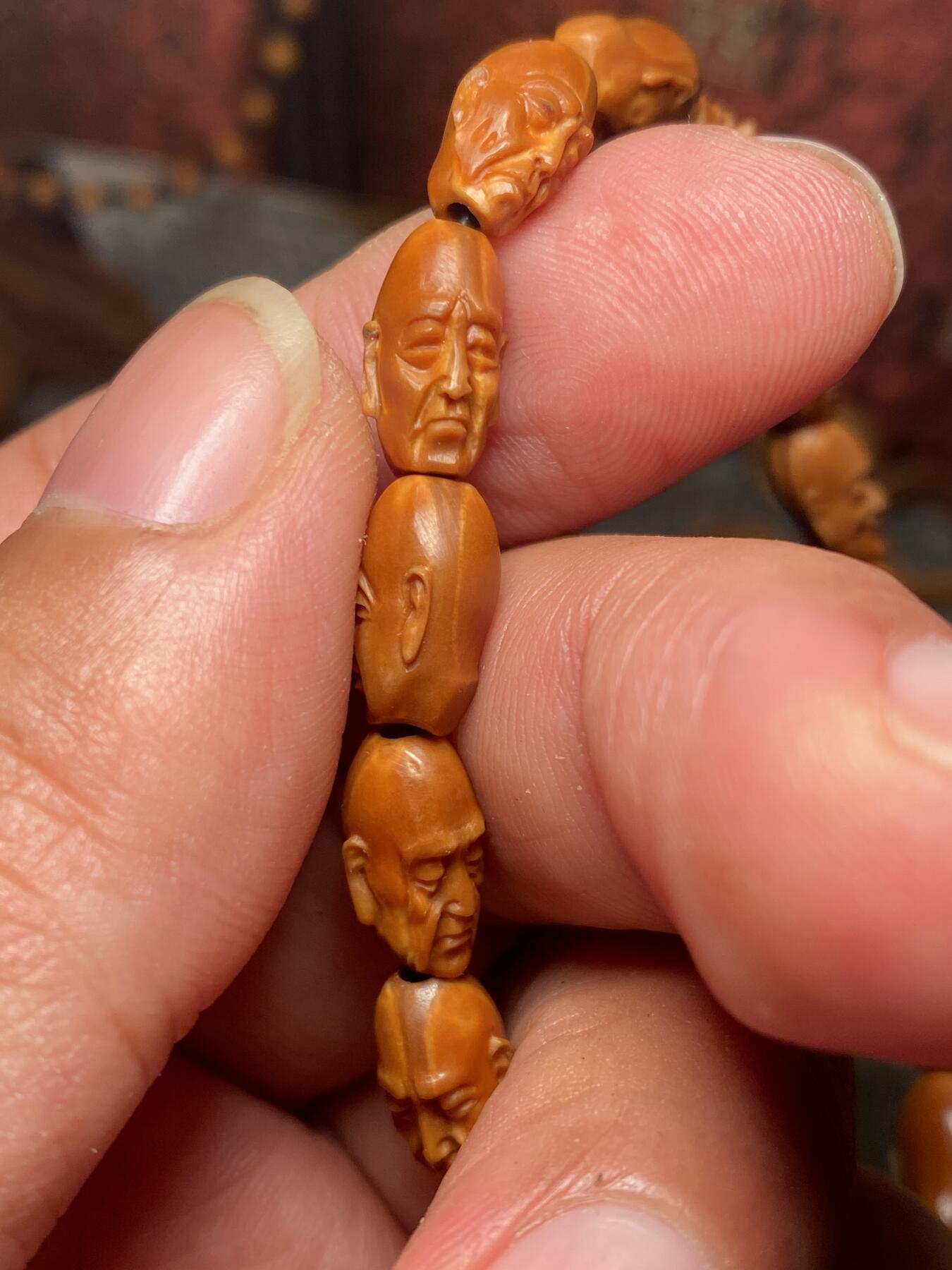 苏工核雕手作与你有缘 苏工核雕，微型小籽纯手工十八罗汉，个性好玩，写实风格，喜欢的来价不贵，尺寸0。75x1.2