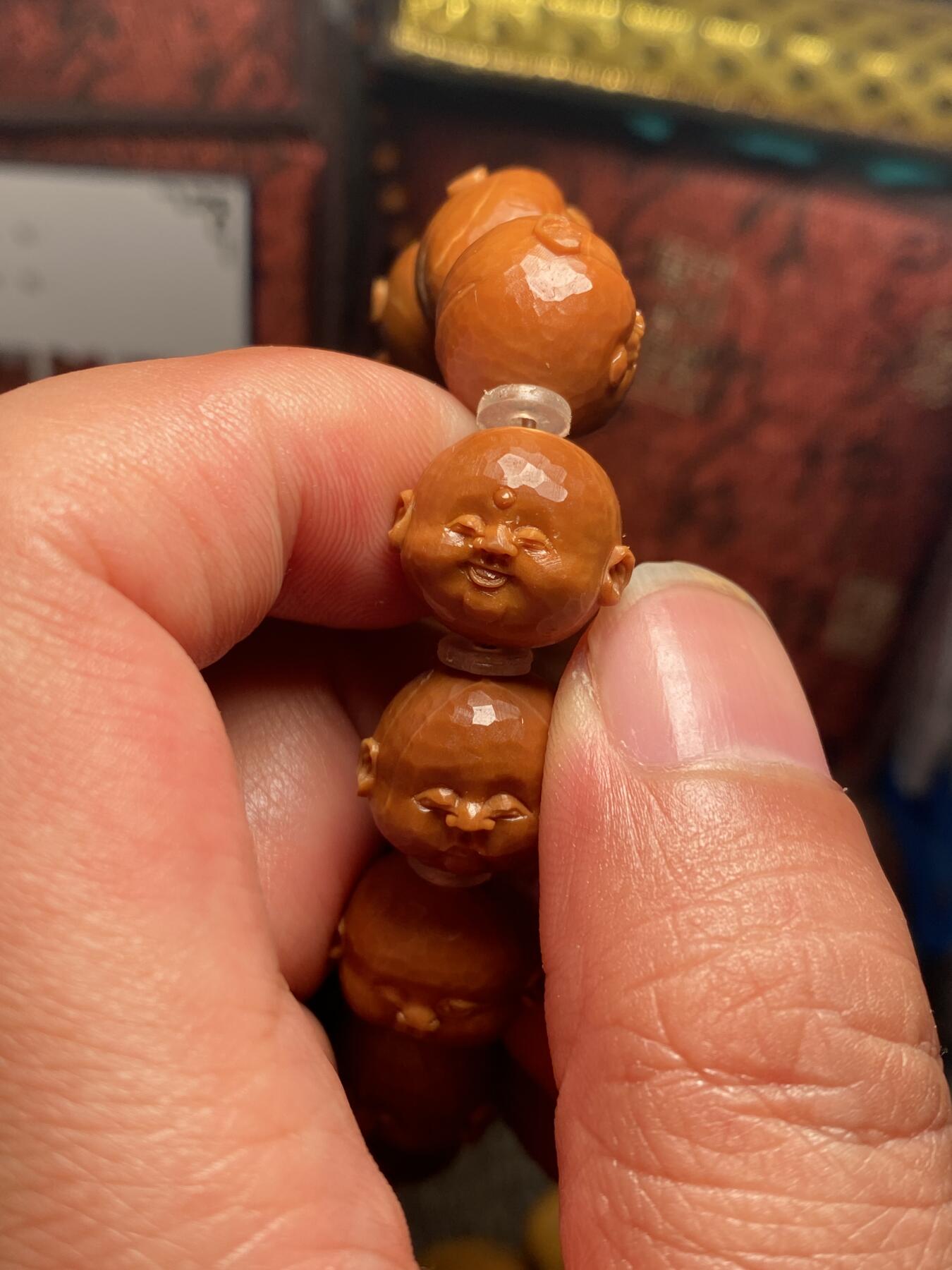 苏工核雕手作与你有缘 苏工核雕纯手工雕刻，铁核钻面刀痕人生百态，短圆，原桩，个性饱满，尺寸1.6x1.45好玩又立体，喜欢的来