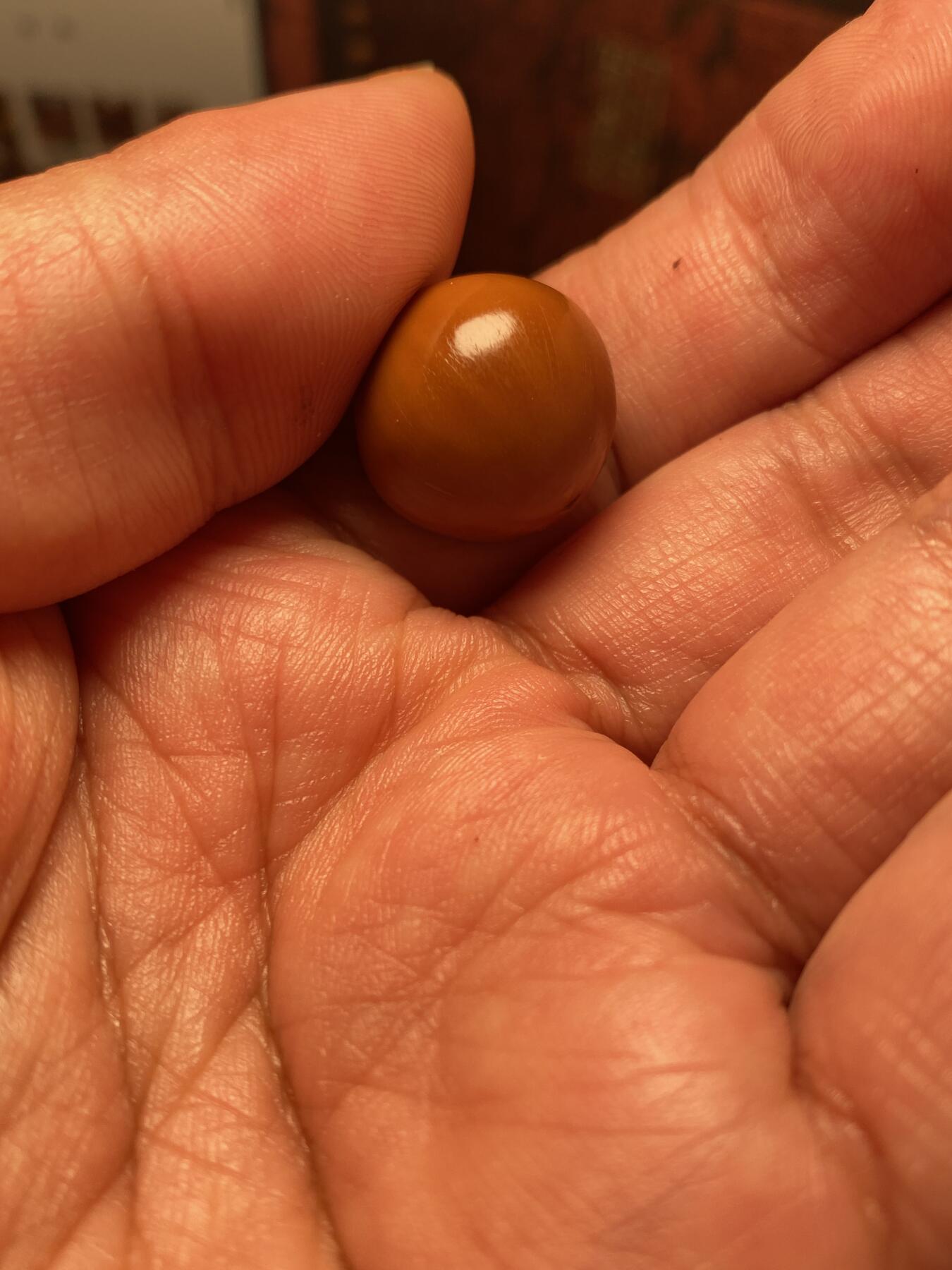 苏工核雕手作与你有缘 福利苏工核雕，纯手工雕刻，水滴短圆三通，个性十足，等待有缘人，市场无同款，尺寸1。7x1.85喜欢的来
