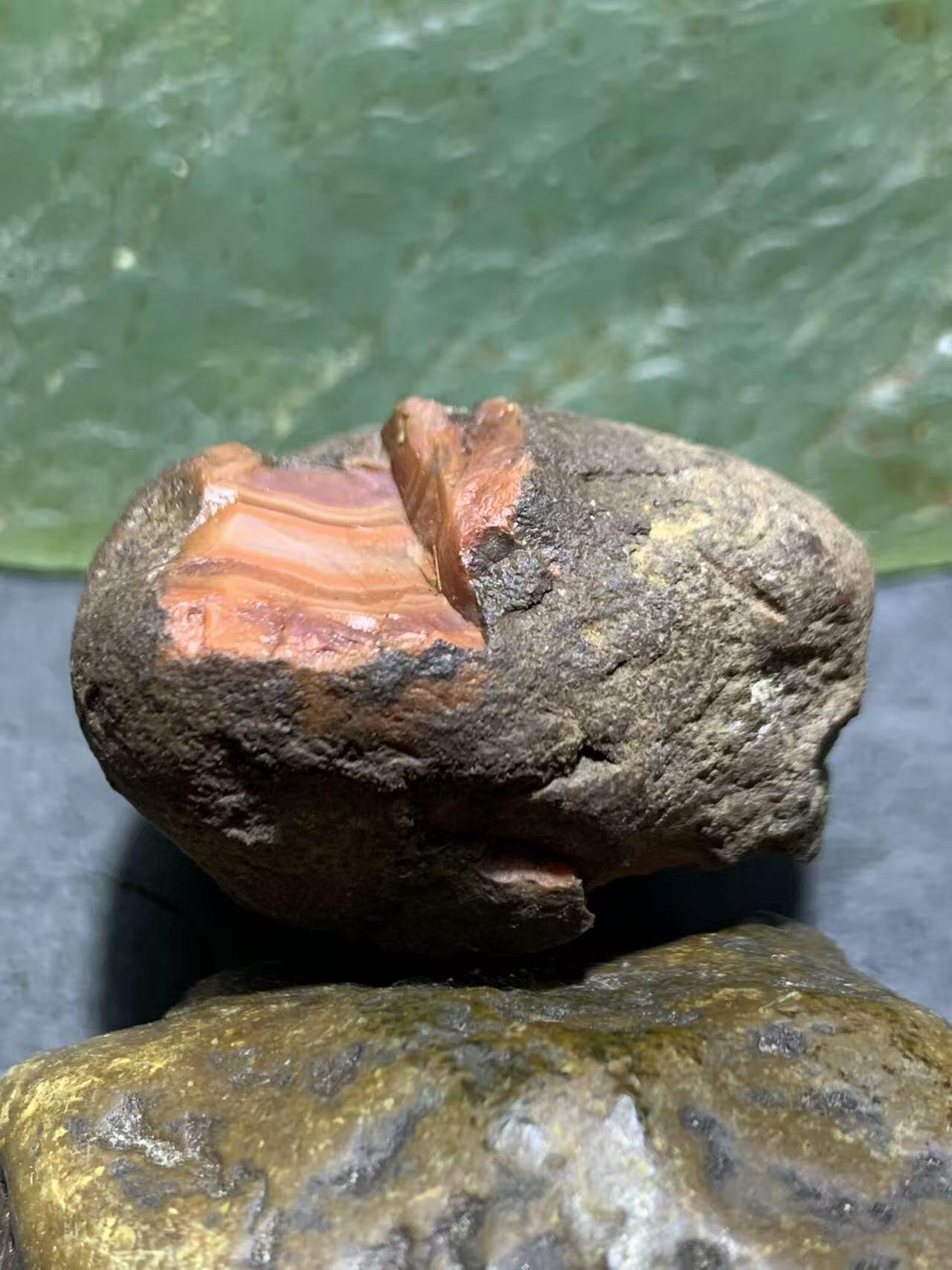 精美铁皮开窗料南红玛瑙原石一颗，