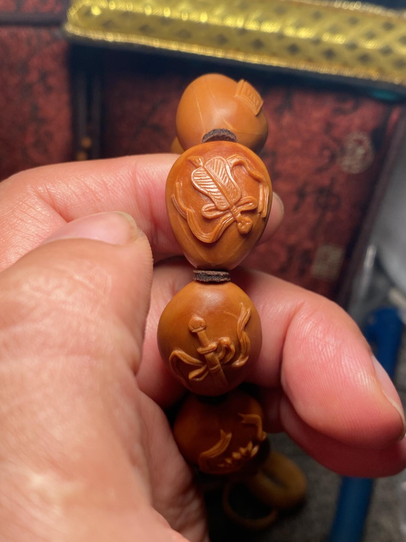 苏工核雕手作与你有缘 苏工核雕，铁核手工老苏工，暗八仙，八仙宝器，个性好玩，传统40多年，老手艺，非通货，喜欢的来价不贵，尺寸1。85x2.2