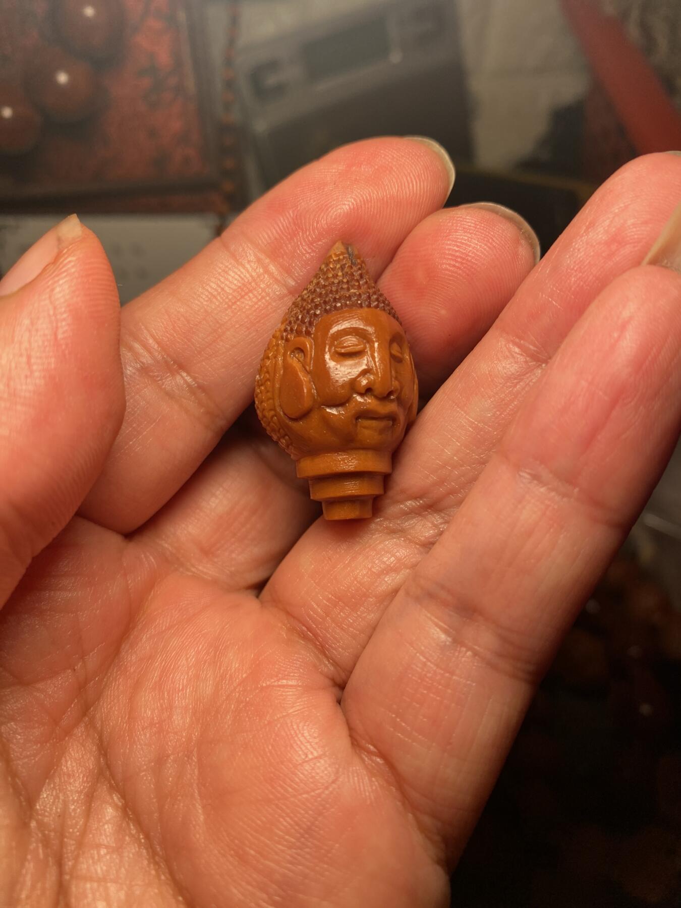 苏工核雕手作与你有缘 福利苏工核雕，纯手工雕刻，铁核龙佛头三通，个性十足，等待有缘人，市场无同款，尺寸2。1x3.5喜欢的来