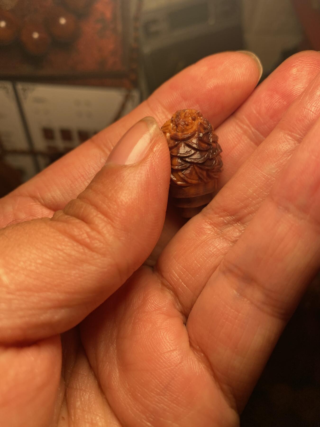 苏工核雕手作与你有缘 福利苏工核雕，纯手工雕刻，天然紫核金蟾三通，个性十足，等待有缘人，市场无同款，尺寸1。68x2.7喜欢的来