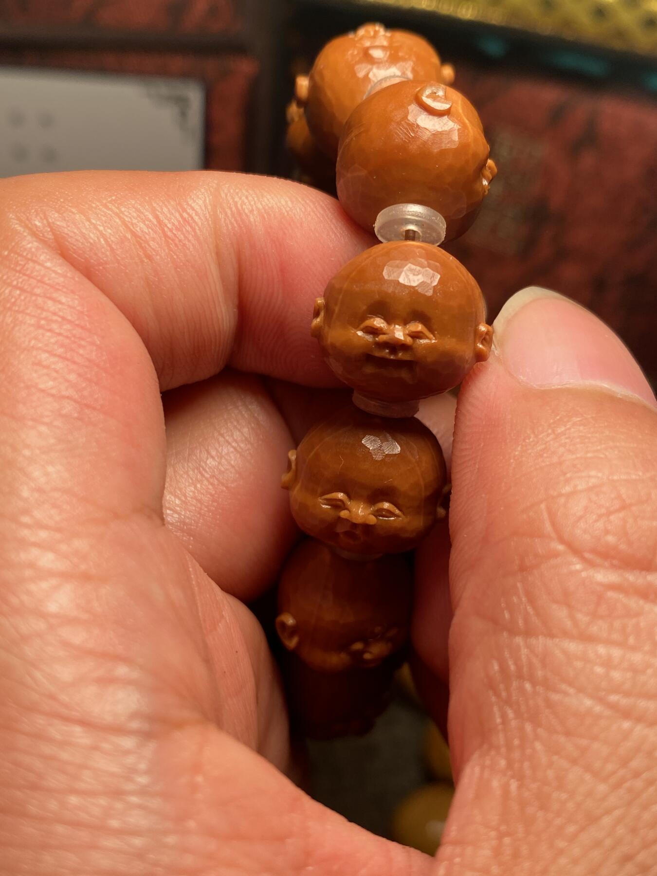 苏工核雕手作与你有缘 苏工核雕纯手工雕刻，铁核钻面刀痕人生百态，短圆，原桩，个性饱满，尺寸1.6x1.45好玩又立体，喜欢的来