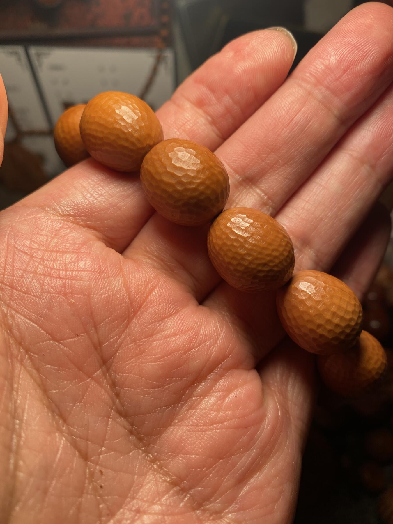 苏工核雕手作与你有缘 福利苏工核雕，纯手工雕刻，钻面手串，个性十足，等待有缘人，市场无同款，尺寸1。6x1。9喜欢的来