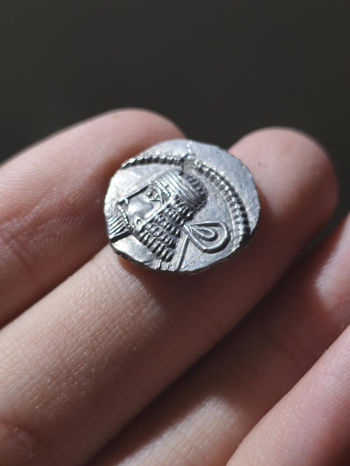 星盘世界钱币九月二十七日古典币精品专场 极品！帕提亚帝国沃洛加西斯一世，一德拉克玛，公元51-78年，正面为沃洛吉斯一世头戴王冠、身着披风的半身像，面向左侧，背面为- 希腊铭文：ΒΑΣΙΛΕΩΣ ΒΑΣΙΛΕΩΝ ΑΡΣΑΚΟY EYEPΓETOY ΔΙΚΑΙΟY ΕΠΙΦΑΝΟYΣ ΦΙΛΕΛΛΗXΟΣ（阿萨息斯王朝王中之王、施恩者、公正者、显赫者、亲希腊者)埃克巴坦那造币厂，罕见，极美