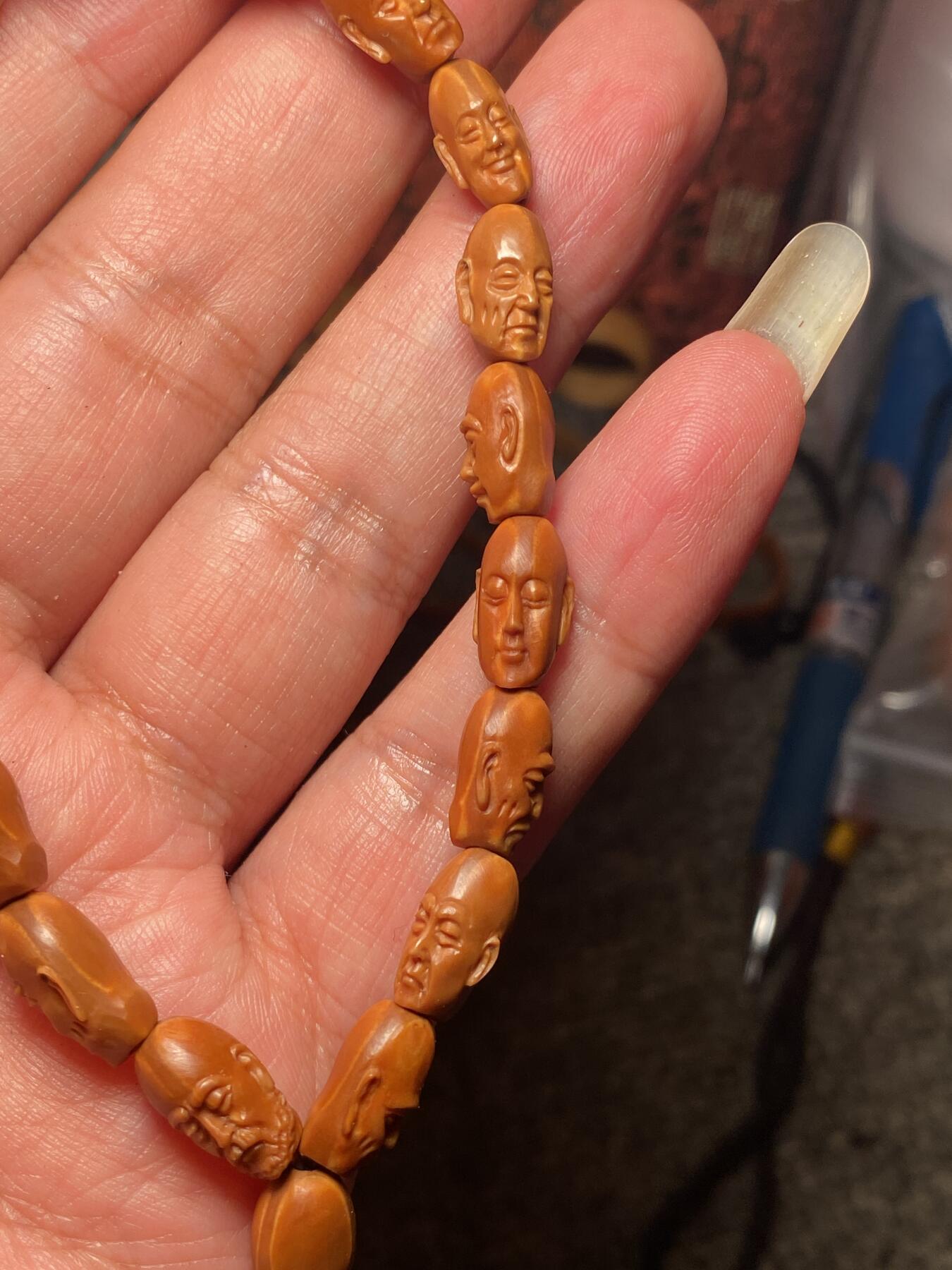 苏工核雕手作与你有缘 苏工核雕，微型小籽纯手工十八罗汉，个性好玩，写实风格，喜欢的来价不贵，尺寸0。75x1.2