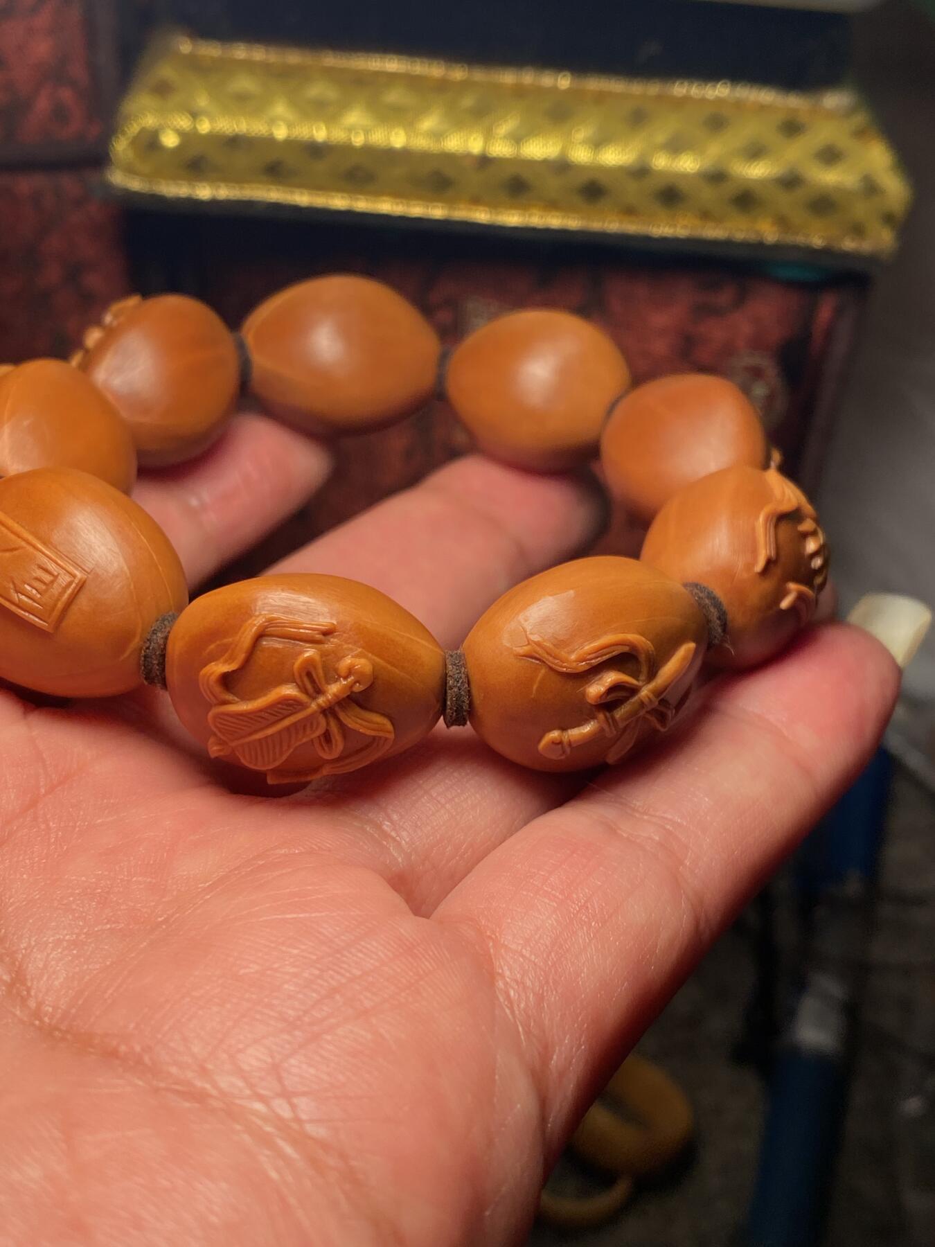 苏工核雕手作与你有缘 苏工核雕，铁核手工老苏工，暗八仙，八仙宝器，个性好玩，传统40多年，老手艺，非通货，喜欢的来价不贵，尺寸1。85x2.2