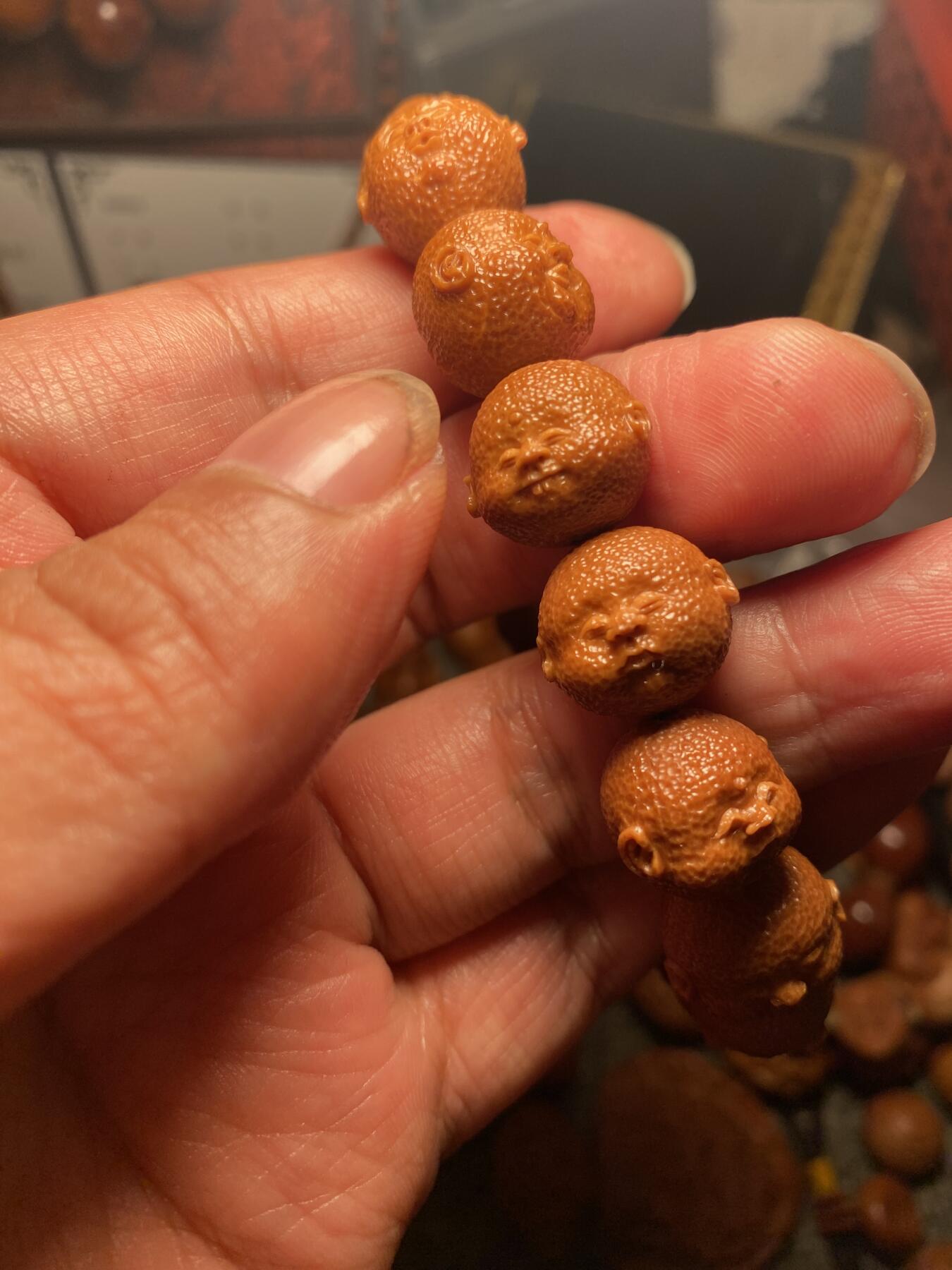 苏工核雕手作与你有缘 福利苏工核雕，纯手工雕刻，铁核桔皮人生百态，个性十足，等待有缘人，市场无同款，尺寸1。56x1.4喜欢的来