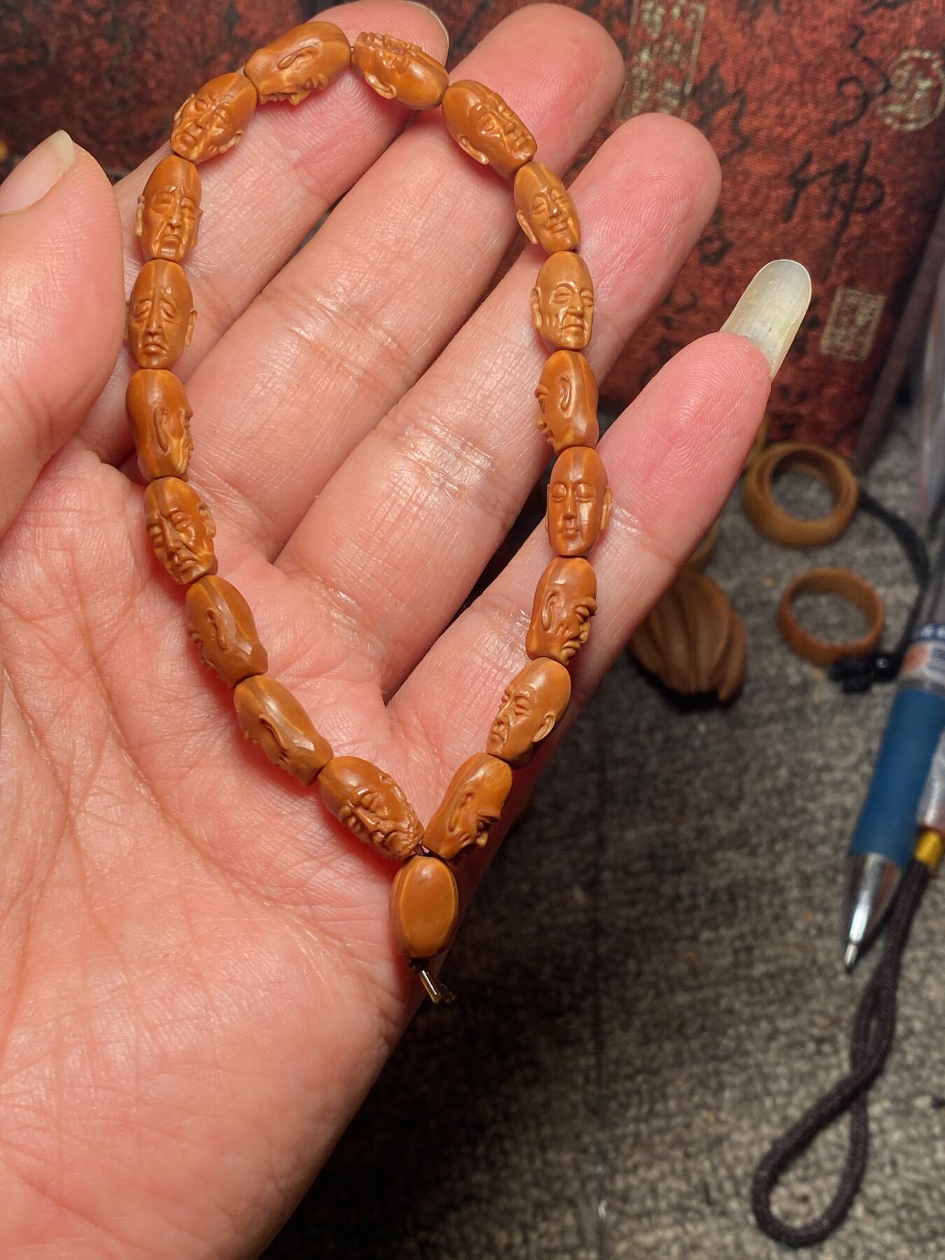 苏工核雕手作与你有缘 苏工核雕，微型小籽纯手工十八罗汉，个性好玩，写实风格，喜欢的来价不贵，尺寸0。75x1.2