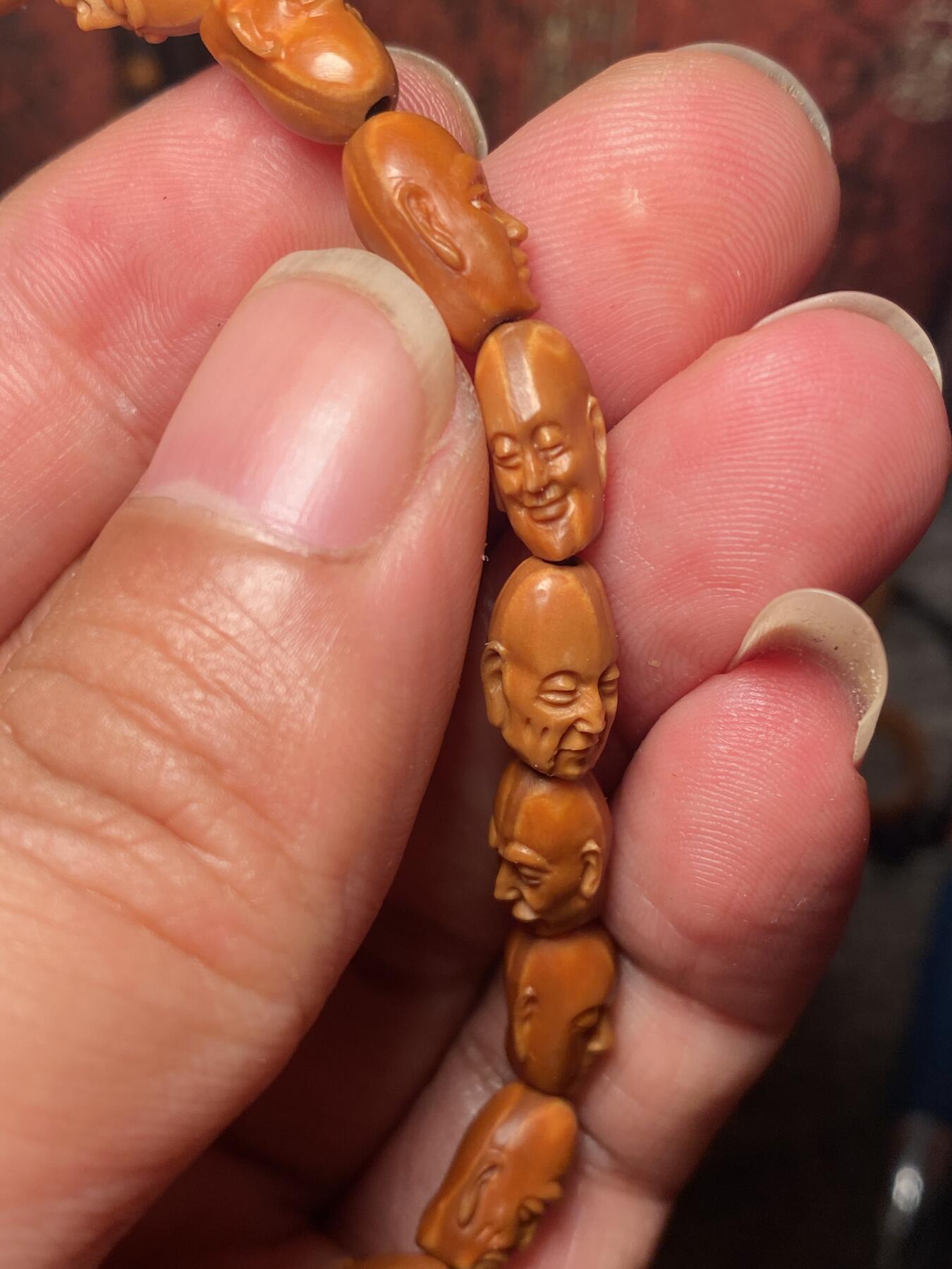 苏工核雕手作与你有缘 苏工核雕，微型小籽纯手工十八罗汉，个性好玩，写实风格，喜欢的来价不贵，尺寸0。75x1.2