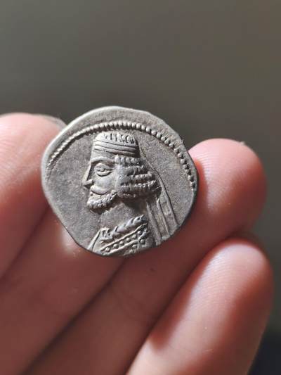 星盘世界钱币九月二十七日古典币精品专场 - 少见精品！帕提亚帝国米特里拉达梯四世，正面米特拉达梯四世戴王权头带身着披风的左侧胸像，佩戴项链。背面币文为希腊文意为“伟大的、公正的、显赫的、神一般的、仁慈且亲希腊的阿尔萨息王”）。图案阿尔萨息一世，帕提亚王朝开国君主，常以弓箭手形象坐于右侧，手持弓箭。这种银币极其少见，价格非常昂贵，此枚品相很漂亮，铭文清晰，图案精美，人像刻画立体感非常强