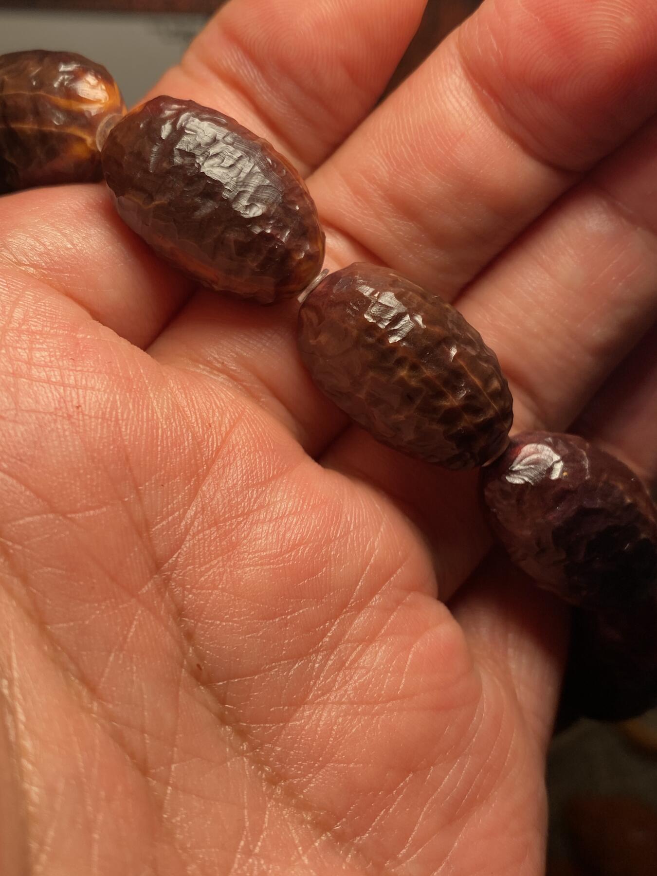 苏工核雕手作与你有缘 苏工核雕，稀有紫核紫肉，纯刀工石纹珠，，个性好玩，非通货，喜欢的来价不贵，尺寸1。55x2.28