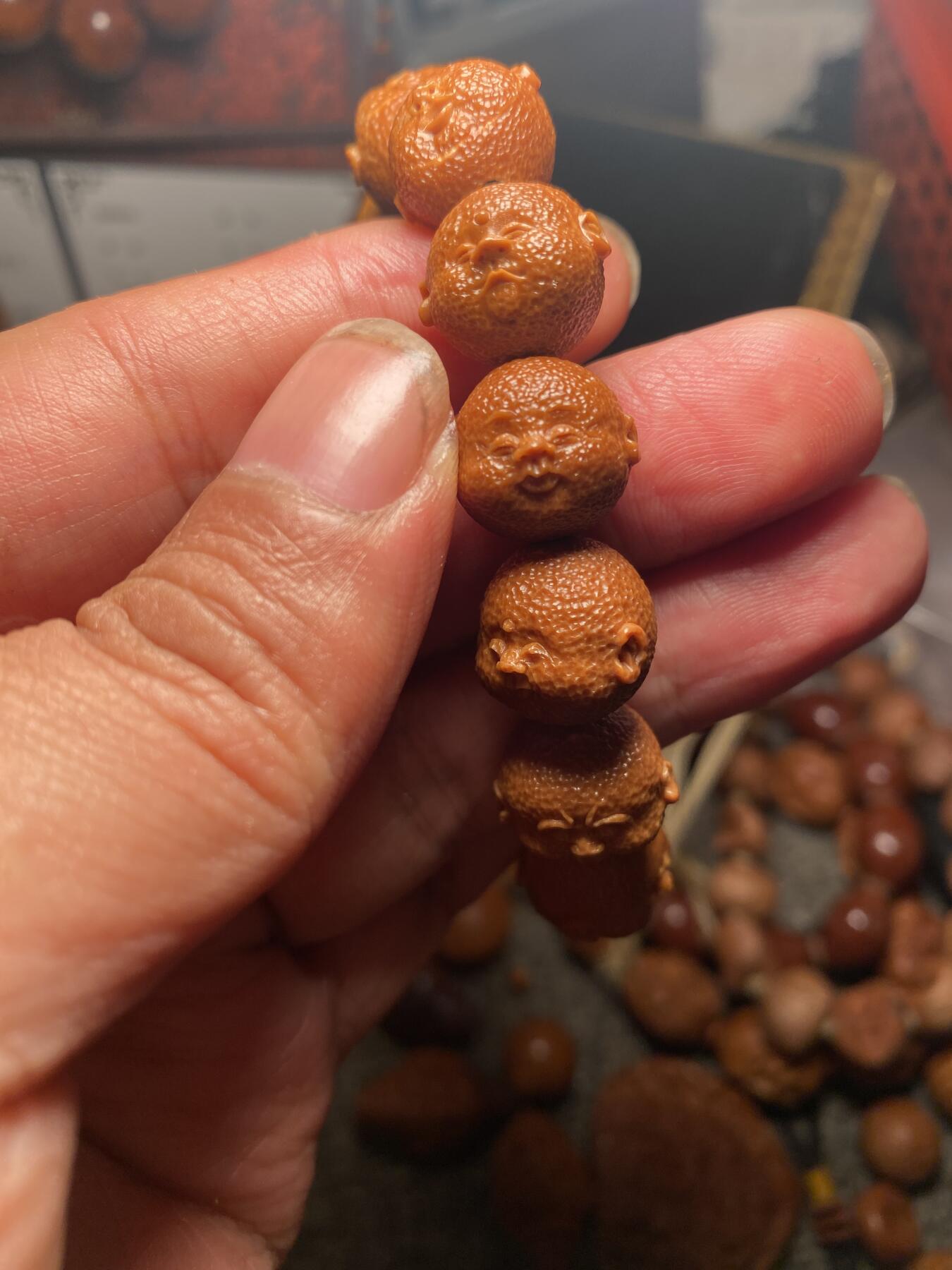 苏工核雕手作与你有缘 福利苏工核雕，纯手工雕刻，铁核桔皮人生百态，个性十足，等待有缘人，市场无同款，尺寸1。56x1.4喜欢的来