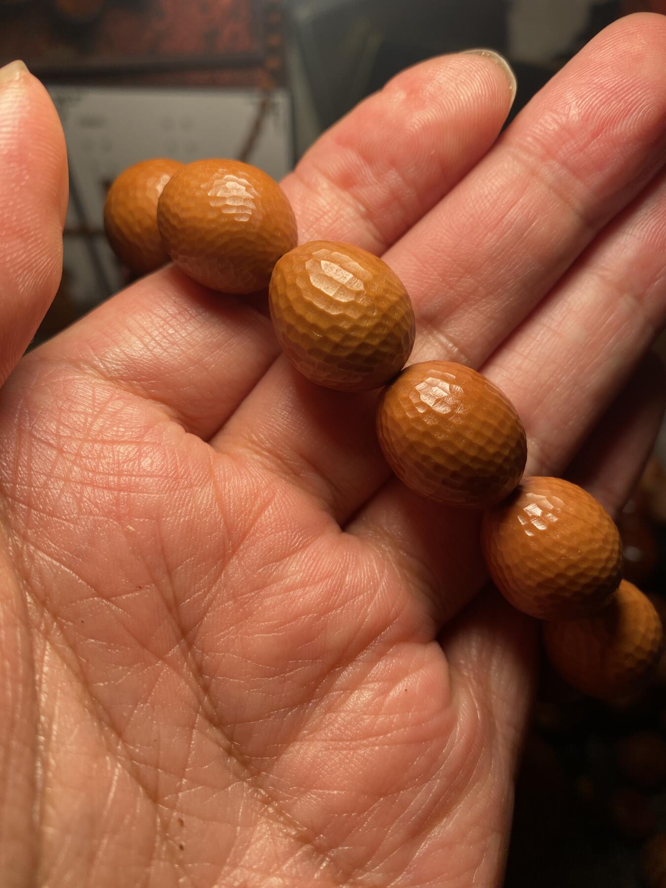 苏工核雕手作与你有缘 福利苏工核雕，纯手工雕刻，钻面手串，个性十足，等待有缘人，市场无同款，尺寸1。6x1。9喜欢的来