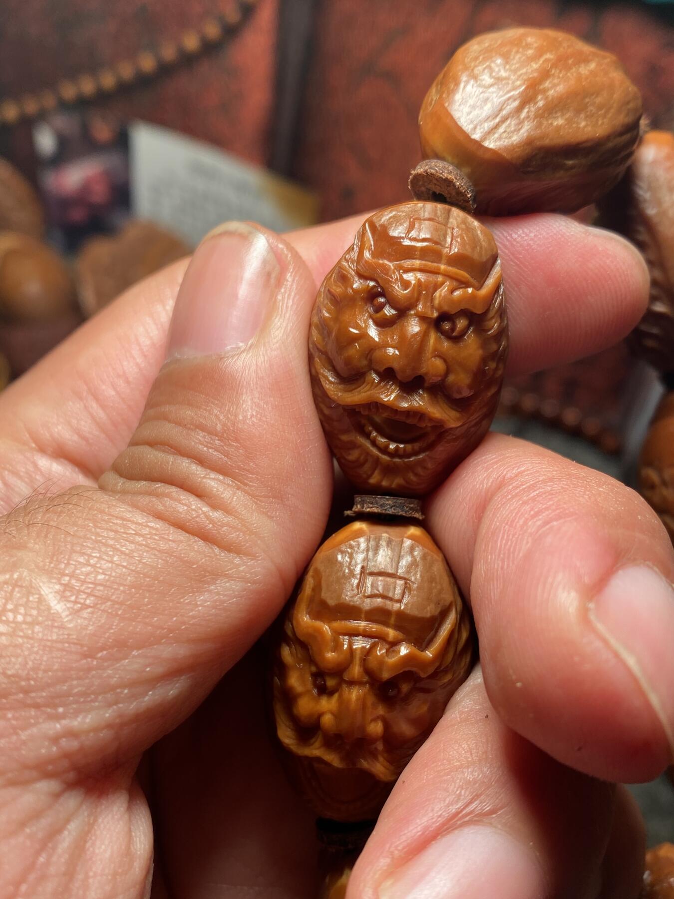 苏工核雕手作与你有缘 苏工核雕纯手工，15年老苏工全刀工钟馗百态，老树老桩，尺寸2。0x2.9市场少见，喜欢的来价不贵
