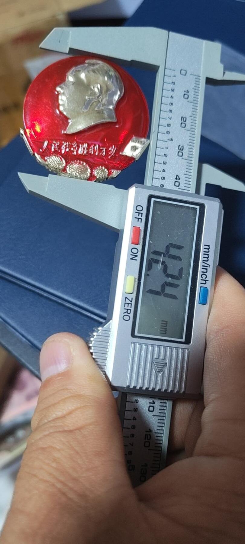 毛主席像章拍场，都是部队题材章