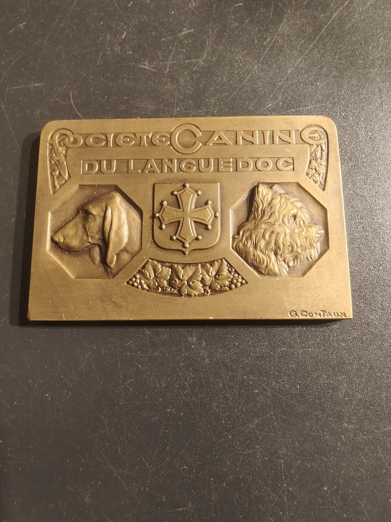 老王徽章第150期 法国朗格多克犬类协会展览方形大铜章    尺寸59×40mm   重量63.6g    1931年
