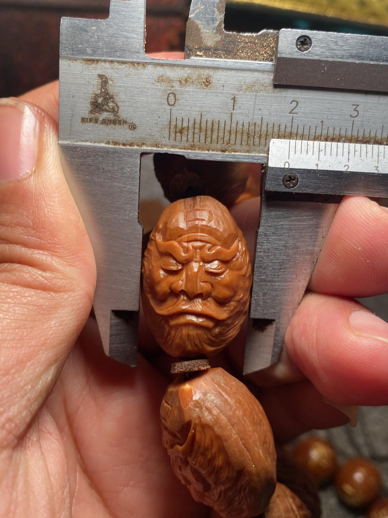 苏工核雕手作与你有缘 苏工核雕纯手工，15年老苏工全刀工钟馗百态，老树老桩，尺寸2。0x2.9市场少见，喜欢的来价不贵