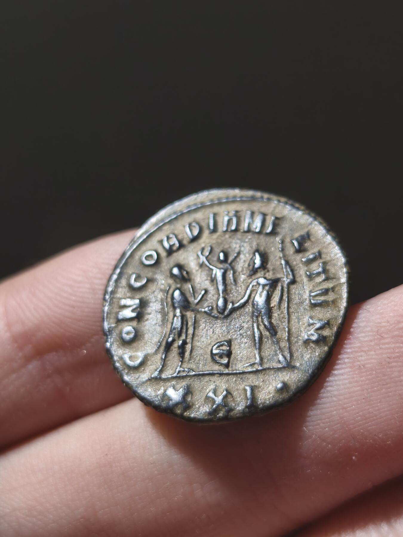 星盘世界钱币九月二十七日古典币精品专场 极品 古罗马帝国 马克西米安（公元 286-305 年在位）安东尼奥洗银币4.1g 正面为带着芒冠的皇帝像，背面为神王朱庇特将胜利女神交给皇帝。 马克西米安为四帝共治体系 的“西部奥古斯都”，戴克里先的盟友，以军事能力著称。该钱币沙漠坑腐蚀较小脸部细节保存到位，铭文清晰，较为难得。