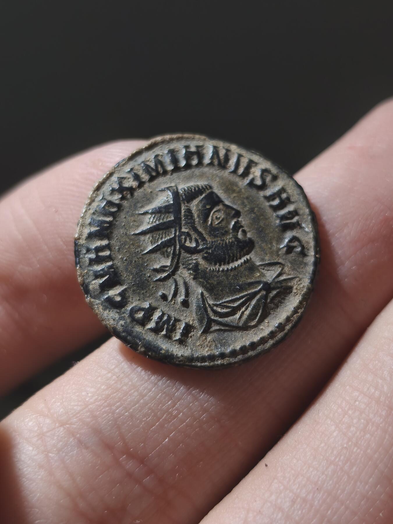 星盘世界钱币九月二十七日古典币精品专场 极品 古罗马帝国 马克西米安（公元 286-305 年在位）安东尼奥洗银币4.1g 正面为带着芒冠的皇帝像，背面为神王朱庇特将胜利女神交给皇帝。 马克西米安为四帝共治体系 的“西部奥古斯都”，戴克里先的盟友，以军事能力著称。该钱币沙漠坑腐蚀较小脸部细节保存到位，铭文清晰，较为难得。