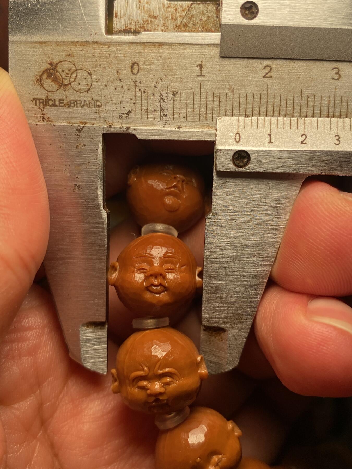 苏工核雕手作与你有缘 苏工核雕纯手工雕刻，铁核钻面刀痕人生百态，短圆，原桩，个性饱满，尺寸1.6x1.45好玩又立体，喜欢的来