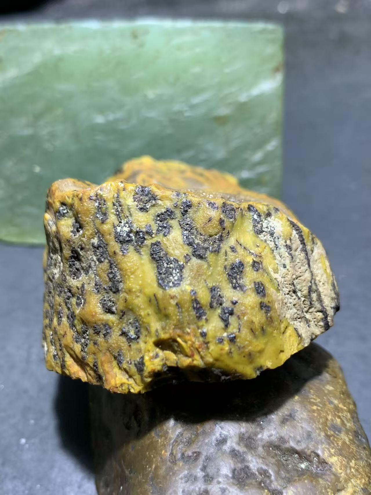 精美冰飘鸡油黄原皮开窗料战国红玛瑙原石摆件（把件）一个，