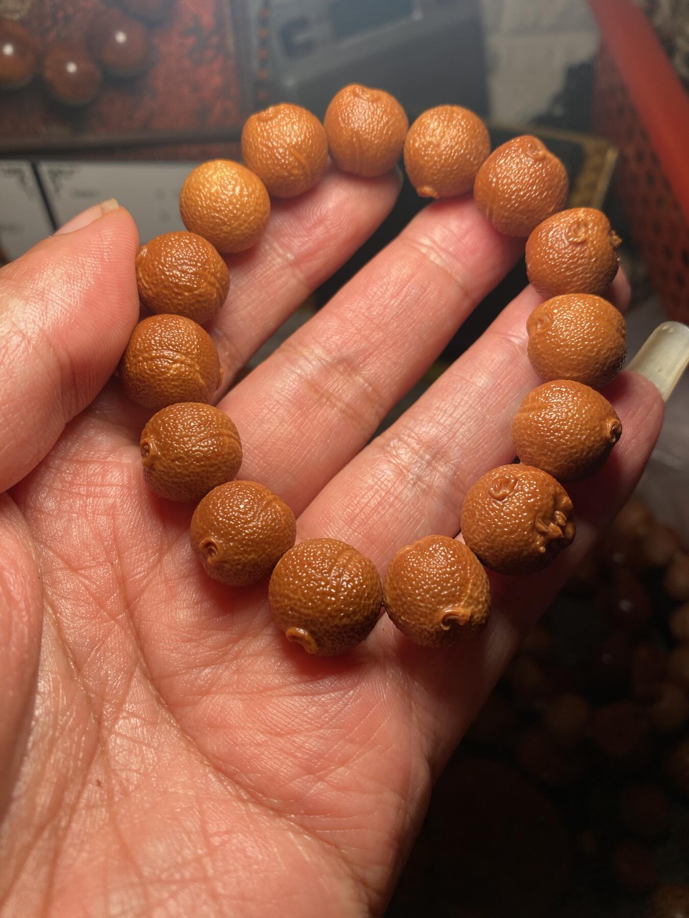苏工核雕手作与你有缘 福利苏工核雕，纯手工雕刻，铁核桔皮人生百态，个性十足，等待有缘人，市场无同款，尺寸1。56x1.4喜欢的来