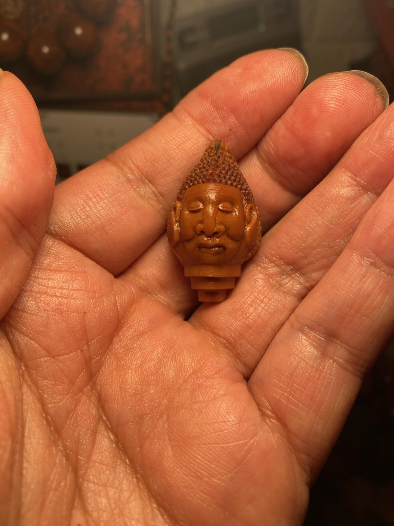 苏工核雕手作与你有缘 福利苏工核雕，纯手工雕刻，铁核龙佛头三通，个性十足，等待有缘人，市场无同款，尺寸2。1x3.5喜欢的来