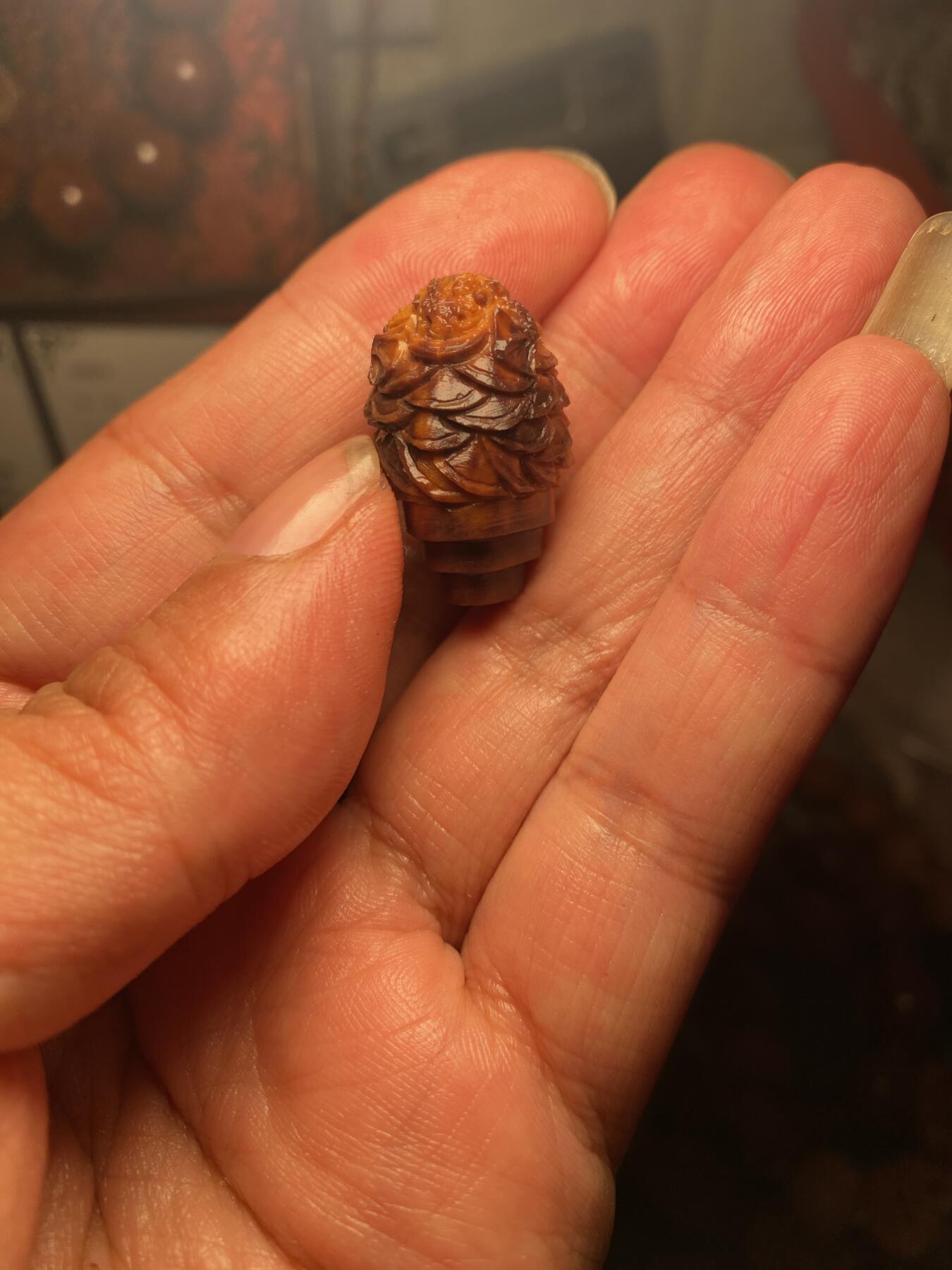 苏工核雕手作与你有缘 福利苏工核雕，纯手工雕刻，天然紫核金蟾三通，个性十足，等待有缘人，市场无同款，尺寸1。68x2.7喜欢的来