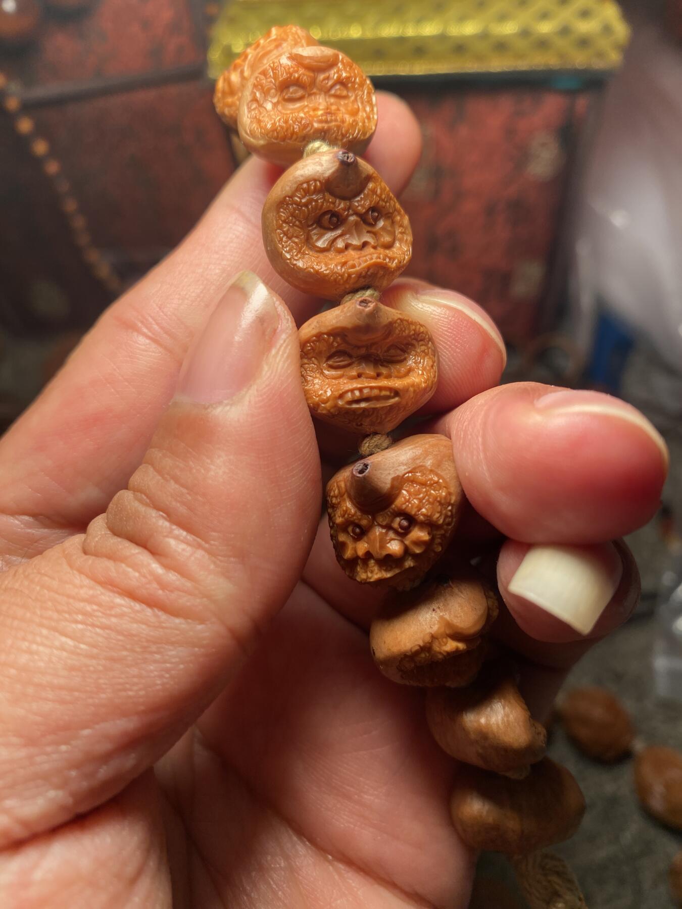 苏工核雕手作与你有缘 苏工核雕，纯手工异型怪脸百态达摩，孤品，铁核个性好玩，漂亮，喜欢的来价不贵，尺寸1。7x1.5左右