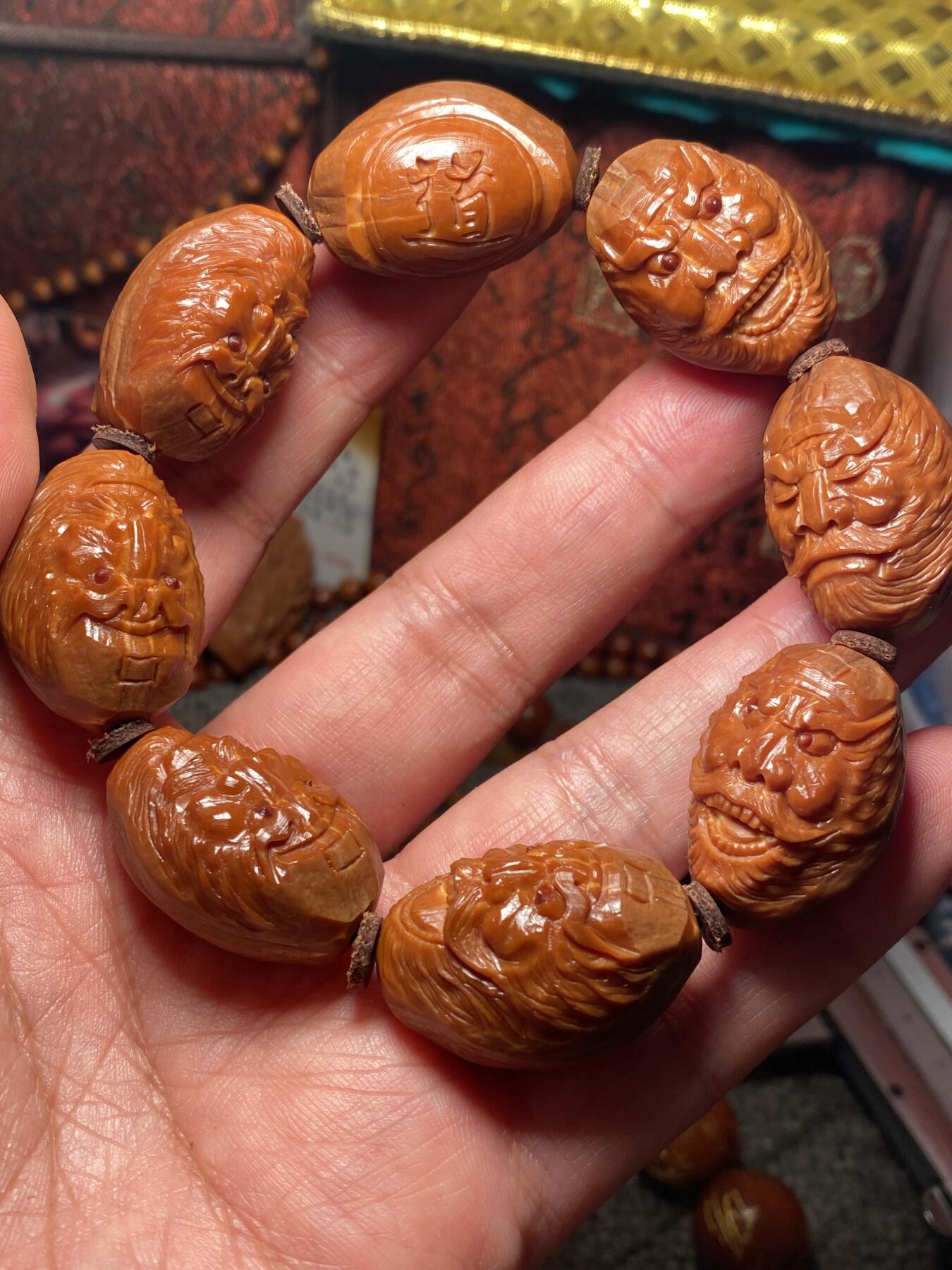 苏工核雕手作与你有缘 苏工核雕纯手工，15年老苏工全刀工钟馗百态，老树老桩，尺寸2。0x2.9市场少见，喜欢的来价不贵