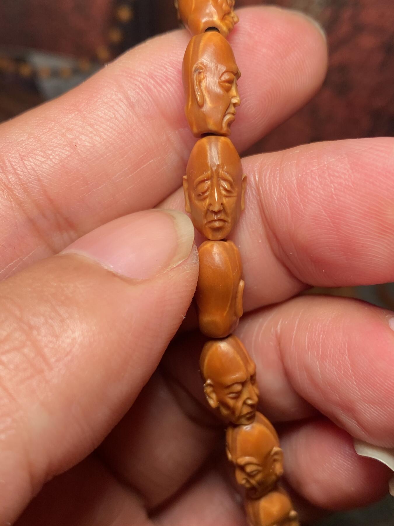 苏工核雕手作与你有缘 苏工核雕，微型小籽纯手工十八罗汉，个性好玩，写实风格，喜欢的来价不贵，尺寸0。75x1.2