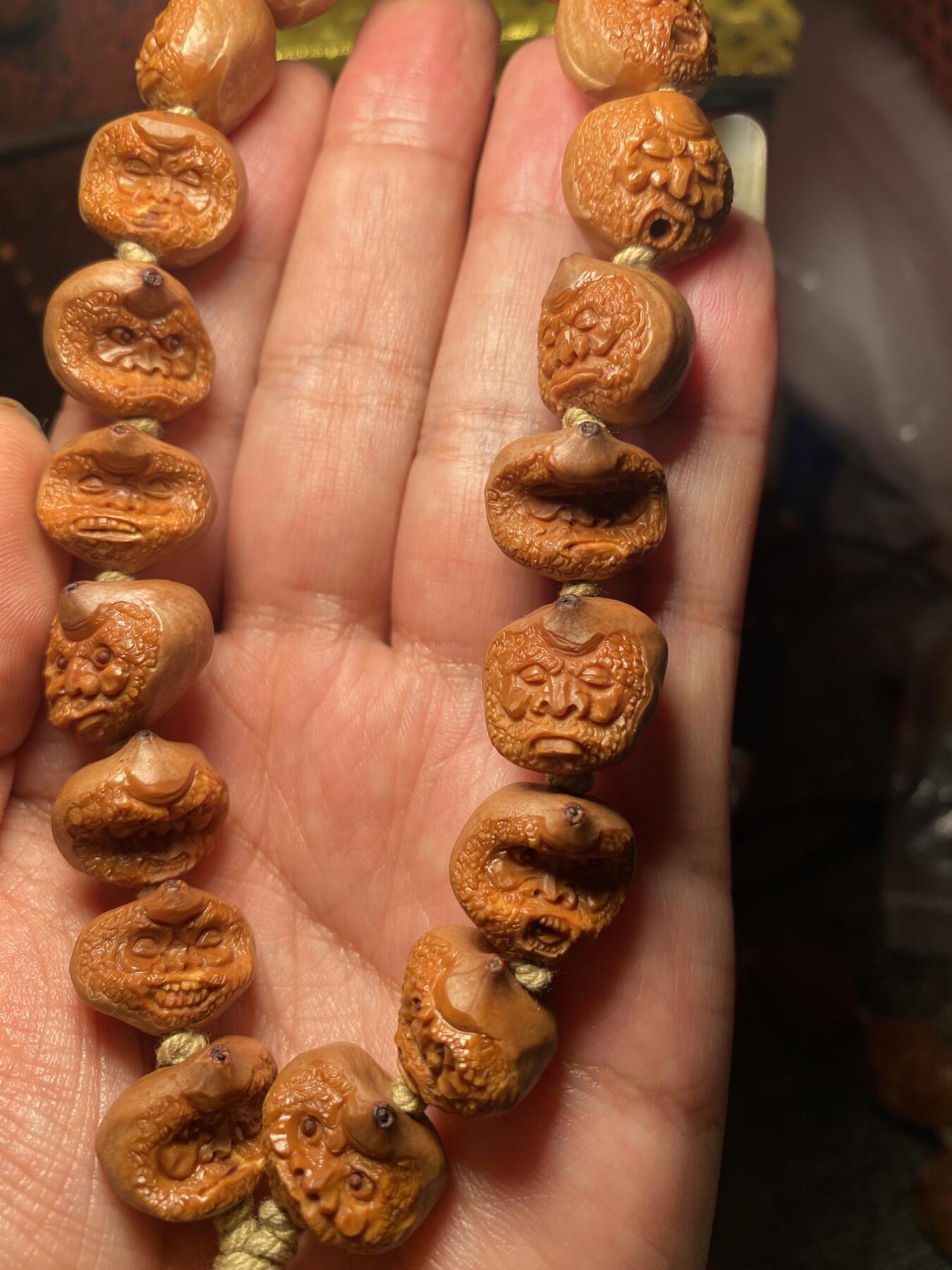苏工核雕手作与你有缘 苏工核雕，纯手工异型怪脸百态达摩，孤品，铁核个性好玩，漂亮，喜欢的来价不贵，尺寸1。7x1.5左右
