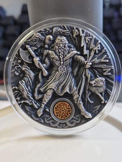 第175期拍卖【长期征集拍品】 - 纽埃2018年斯拉夫之神系列雷神佩龙镶嵌木头银币，999银，发行500枚
