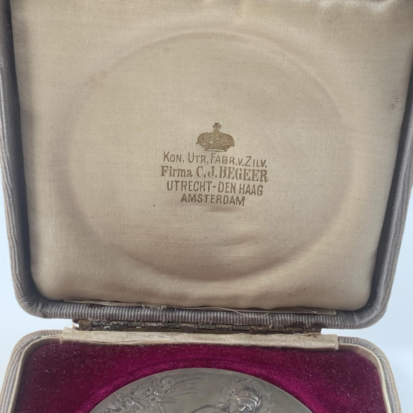 掌中浮雕-藏着的欧洲第036场 1909年荷兰朱莉安娜公主出生银章， 65mm ，111g，J.C.Wienecke雕刻.，原盒。背面人物是荷兰女王威廉明娜和丈夫海因里希