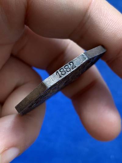 《竞宝斋》第420场 周日，周一，周二  3场连拍 （全场包邮） 法国银质八角代币 巴黎蒸汽船公司在诺曼底港口的通行证 正面是勒阿弗尔和翁夫勒的徽章 1882年使用 25.15克 37.7mm 蜜蜂银标 细节见图