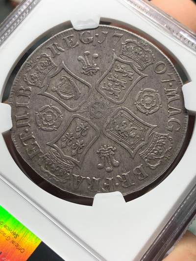 《竞宝斋》第420场 周日，周一，周二  3场连拍 （全场包邮） NGC AU53 英国1707安妮女王克朗银币，联合王国成立前关门克朗，背面为盾徽羽毛和玫瑰，安妮克朗外拍涨势迅猛。