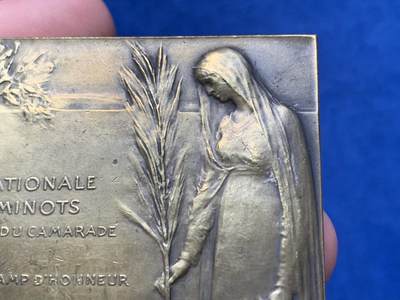 《竞宝斋》第420场 周日，周一，周二  3场连拍 （全场包邮） 法国一战期间全国铁路工人联盟纪念方型铜章 91.1克 64.5*50.7mm 铜标