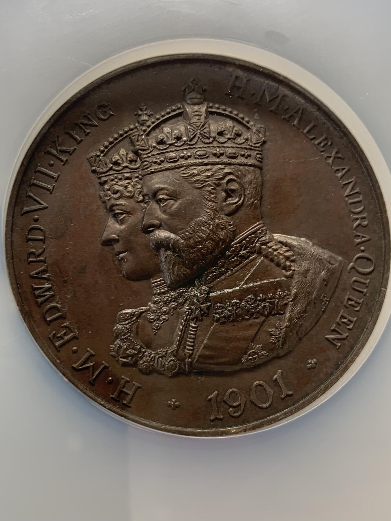 《竞宝斋》第420场 周日，周一，周二  3场连拍 （全场包邮） NGC MS62 英国1902年爱德华七世加冕大铜章，背纹章英国本士版，50mm，加大加厚盒。