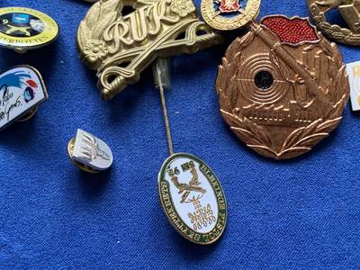 《竞宝斋》第420场 周日，周一，周二  3场连拍 （全场包邮） 13枚一组 欧洲射击节证章，胸章，胸徽，全部重量：64.1克。