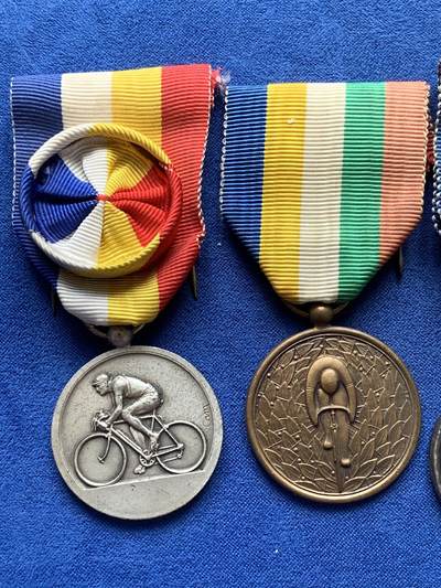《竞宝斋》第420场 周日，周一，周二  3场连拍 （全场包邮） 四枚一组 环法自行车赛纪念章 总重约77.65克